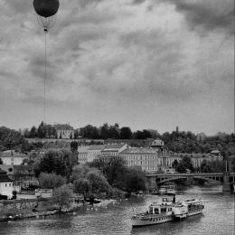 Obraz Balón nad řekou s lodí